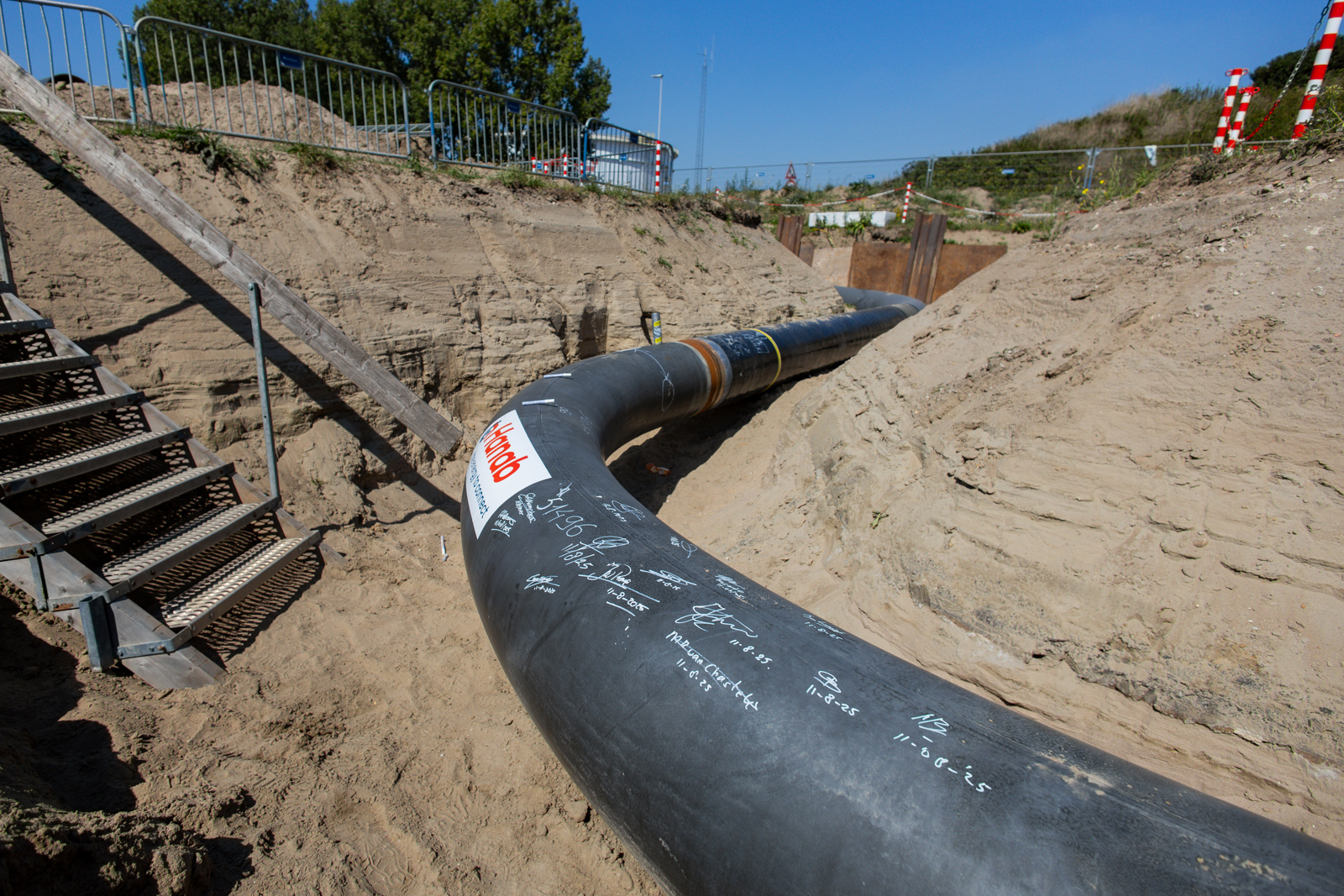 Buisleiding met handtekeningen bouwers