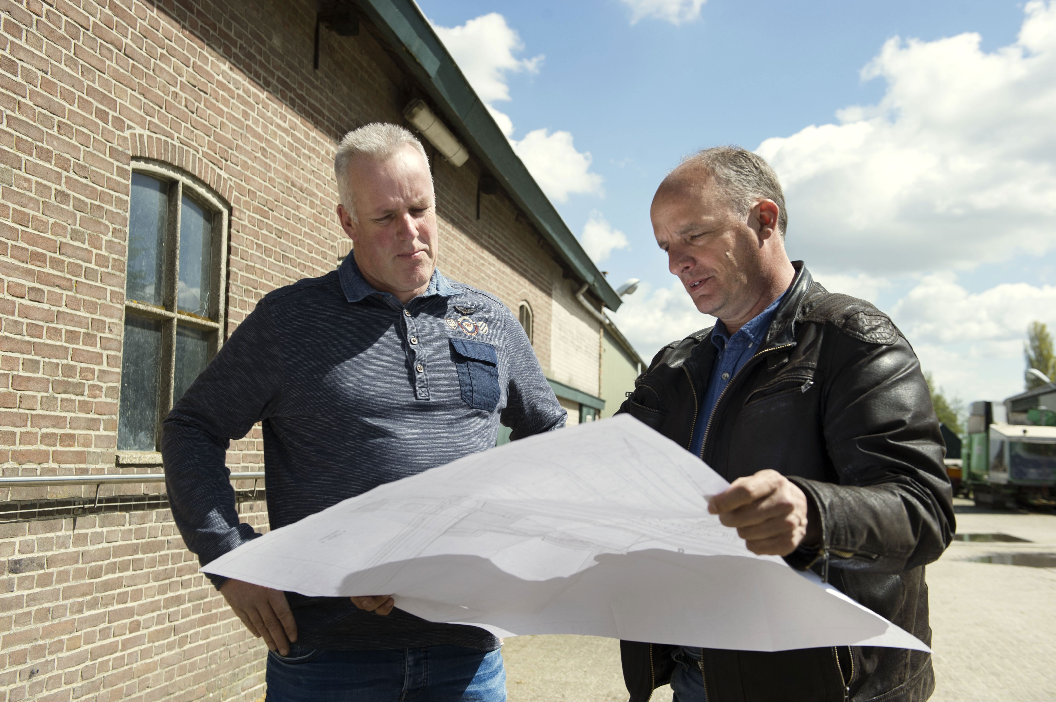 Medewerker grondzaken met landeigenaar - waterstofnetwerk