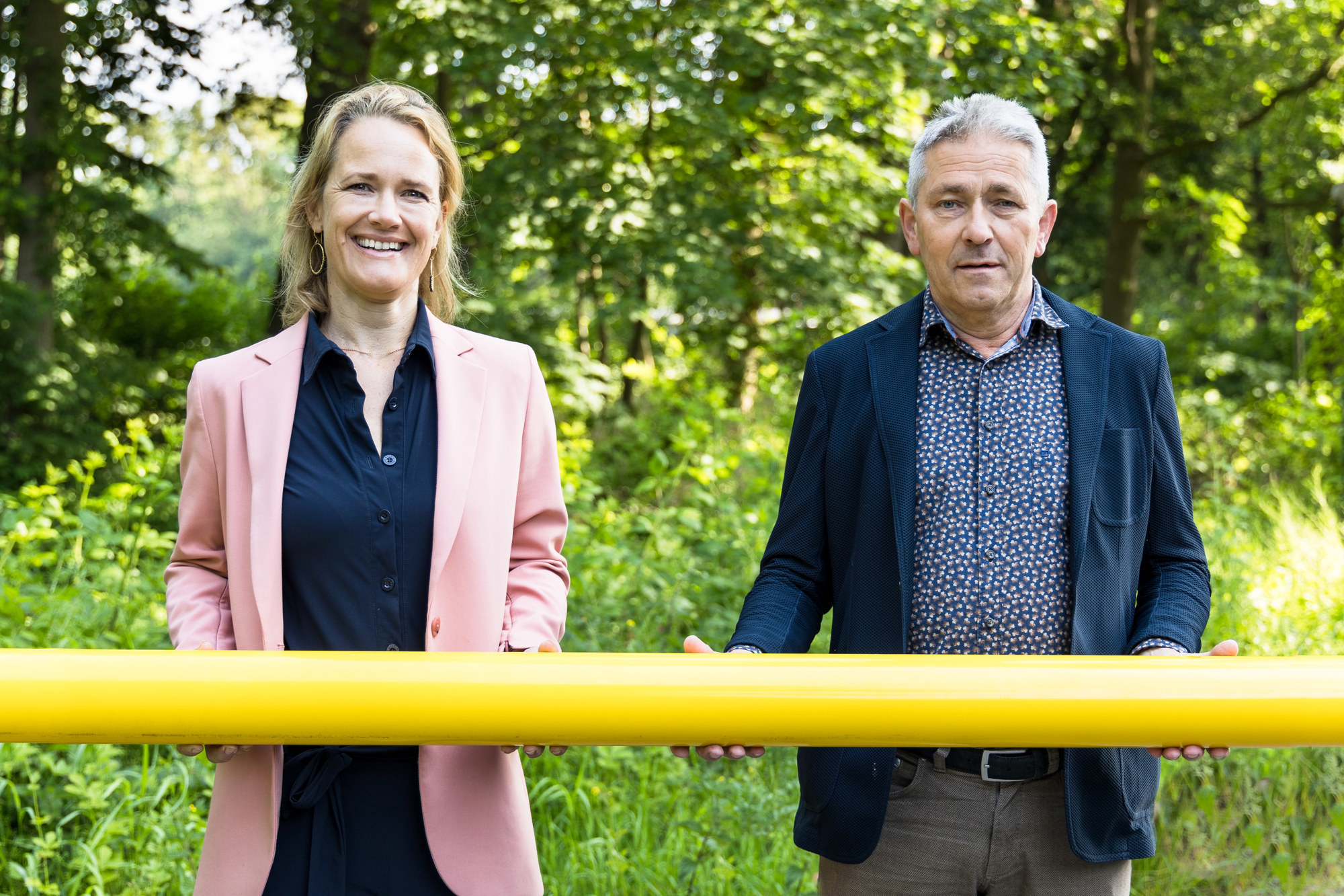 Twee mensen houden een pijp vast