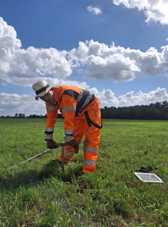 Bodemonderzoek door medewerker Spaarndam en Zuidbroek waterstofnetwerk