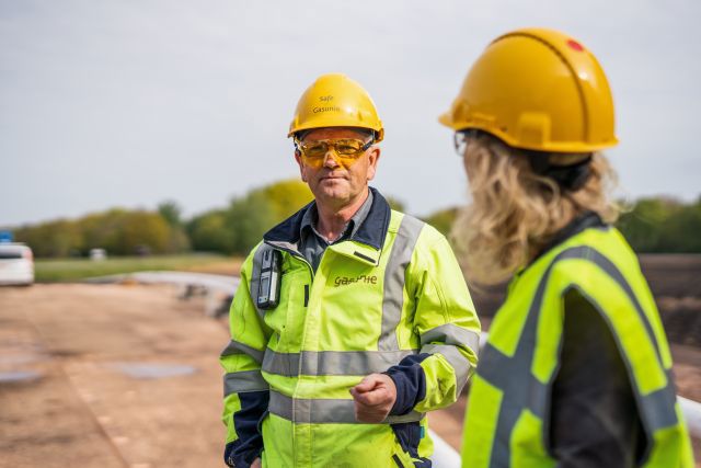 Medewerkers gasunie op locatie waterstofnetwerk Oost-Nederland