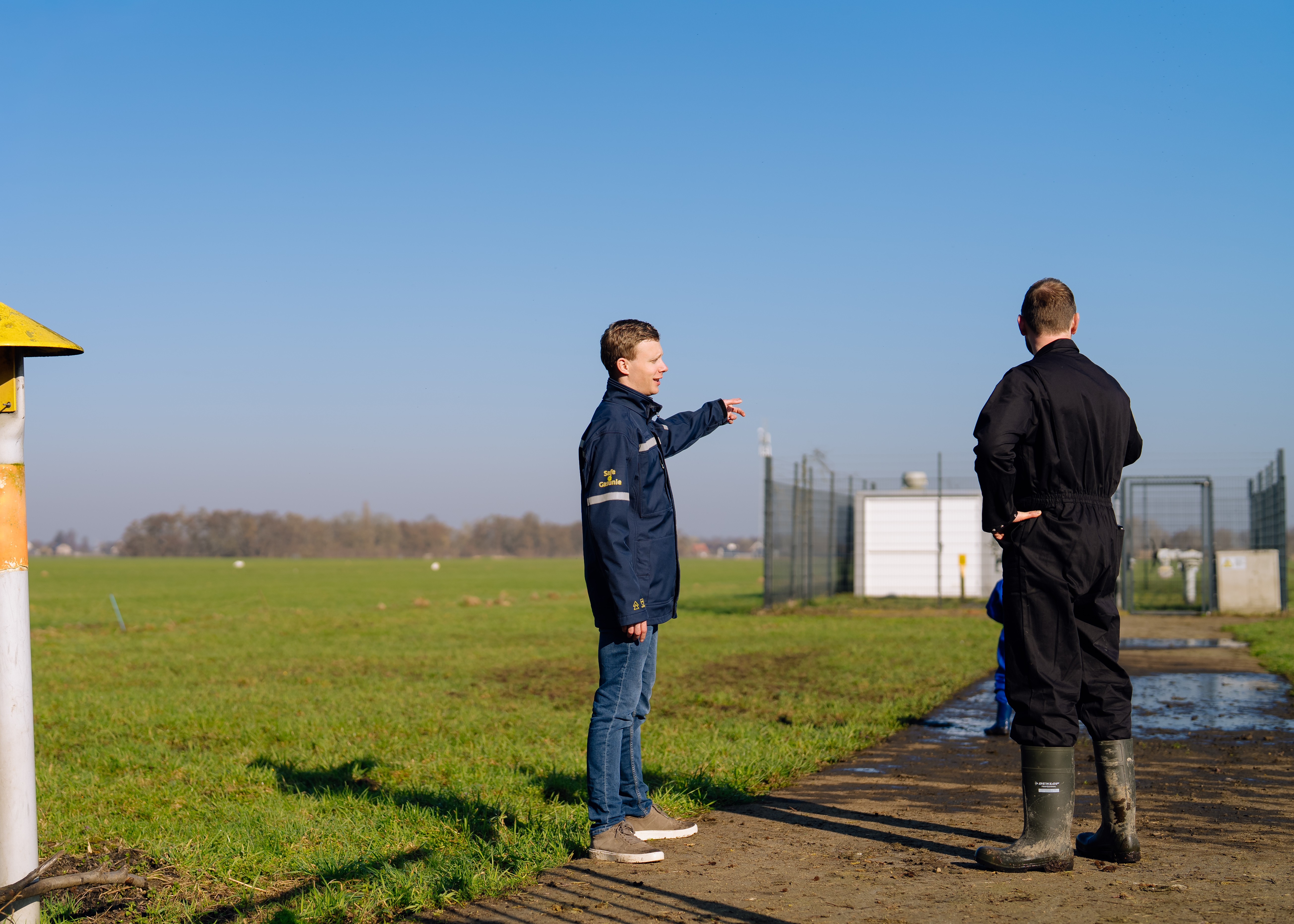 Gasunie-medewerker overlegt met grondeigenaar
