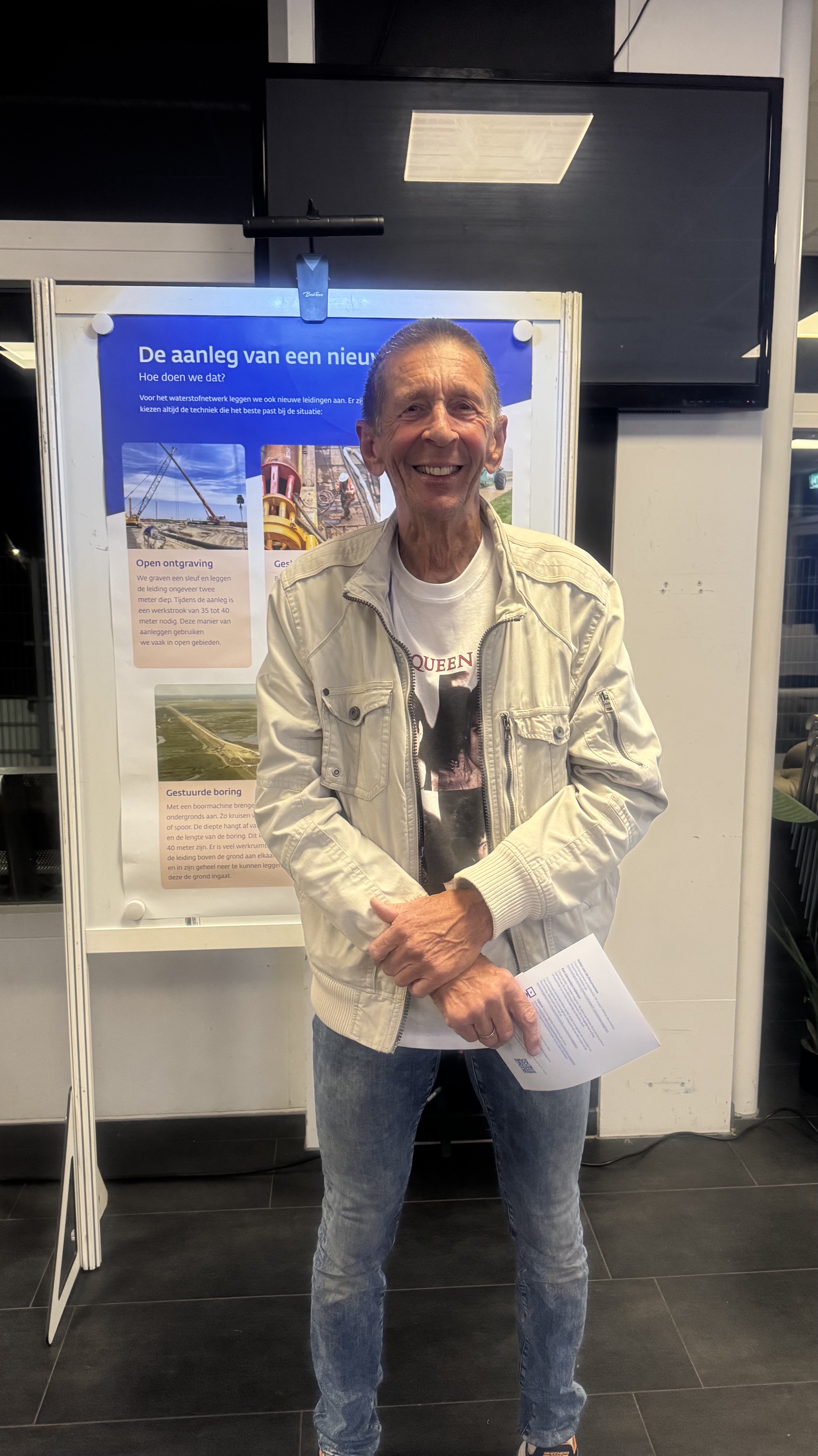 Ruud Hakemulder voor een informatiebord.